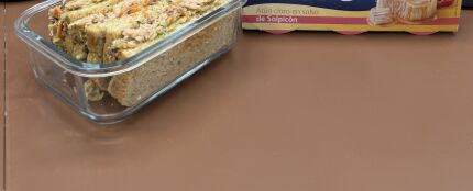 Sándwich de atún claro en salsa de salpicón Calvo con ensalada de col Sándwich de atún claro en salsa de salpicón Calvo con ensalada de col