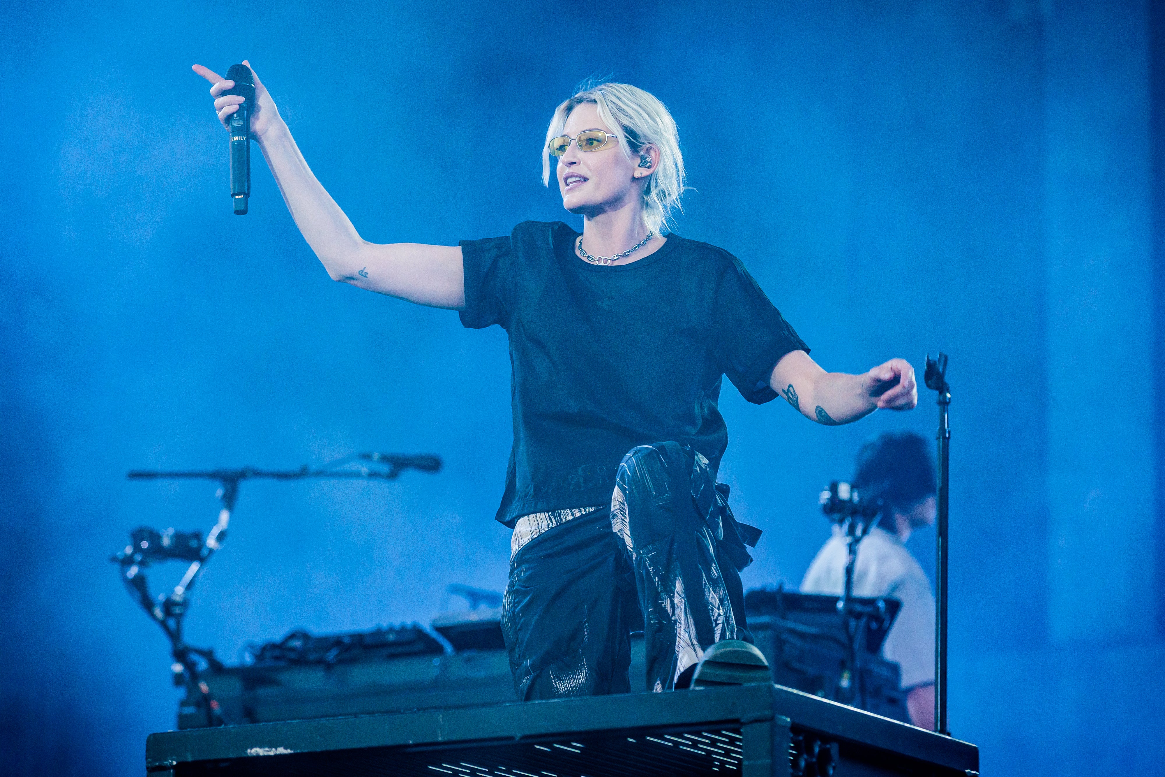 La historia de Emily Amstrong, la nueva cantante de Linkin Park tras la trágica pérdida de Chester Bennington La historia de Emily Amstrong, la nueva cantante de Linkin Park tras la trágica pérdida de Chester Bennington