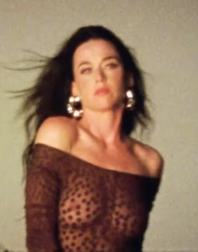 Katy Perry, en un adelanto del videoclip de 'Watch It Burn'