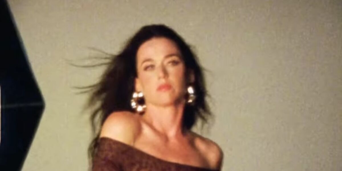 Katy Perry, en un adelanto del videoclip de 'Watch It Burn'