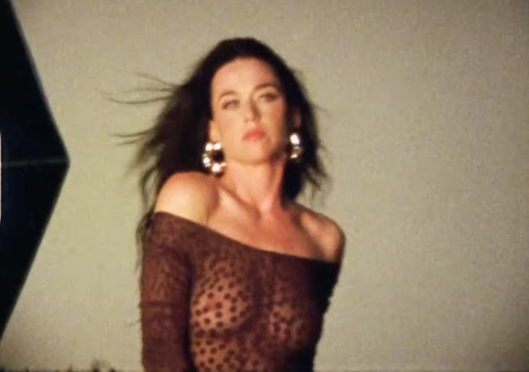Katy Perry, en un adelanto del videoclip de 'Watch It Burn' Katy Perry, en un adelanto del videoclip de 'Watch It Burn'