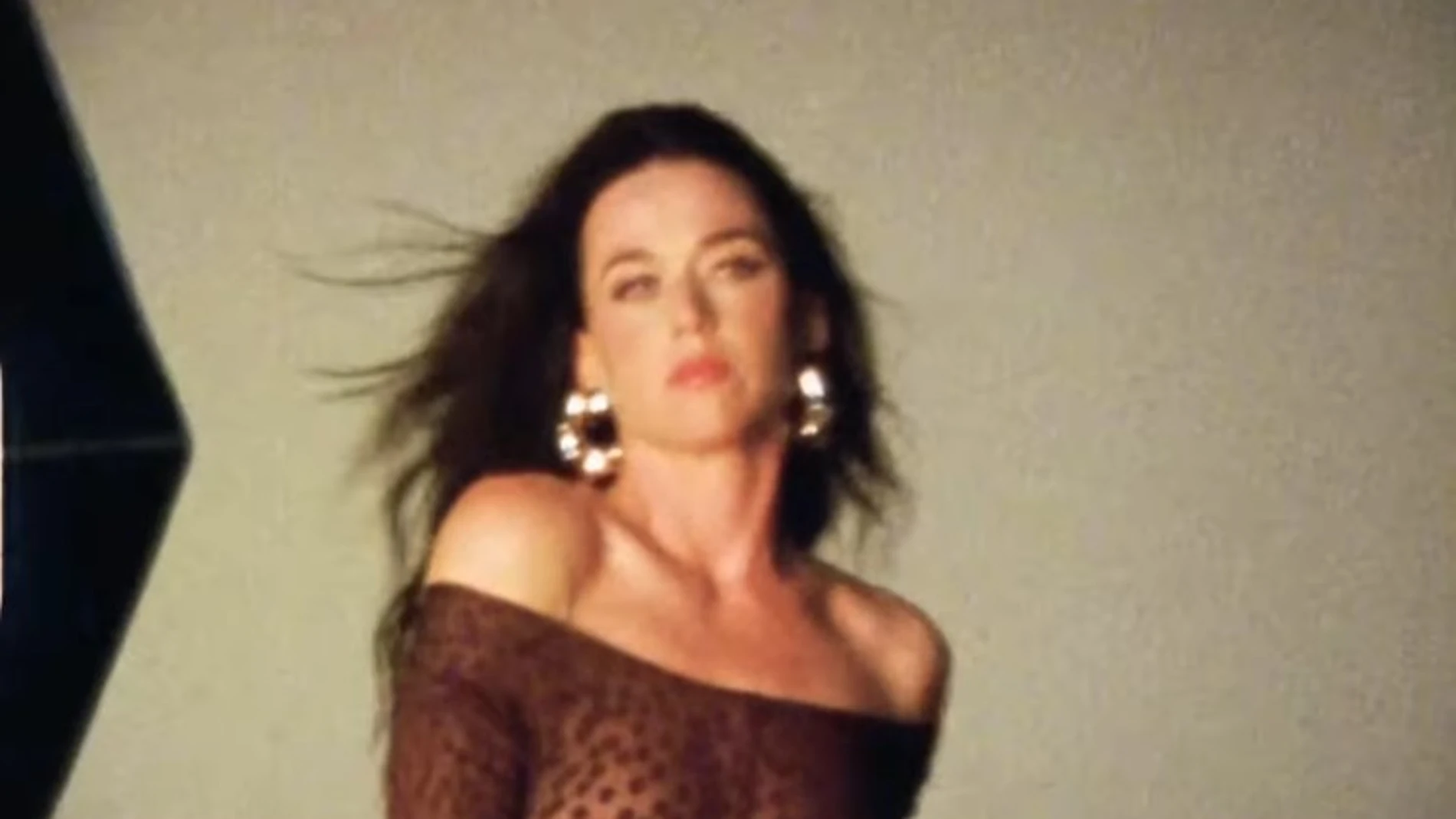 Katy Perry, en un adelanto del videoclip de 'Watch It Burn' Katy Perry, en un adelanto del videoclip de 'Watch It Burn'