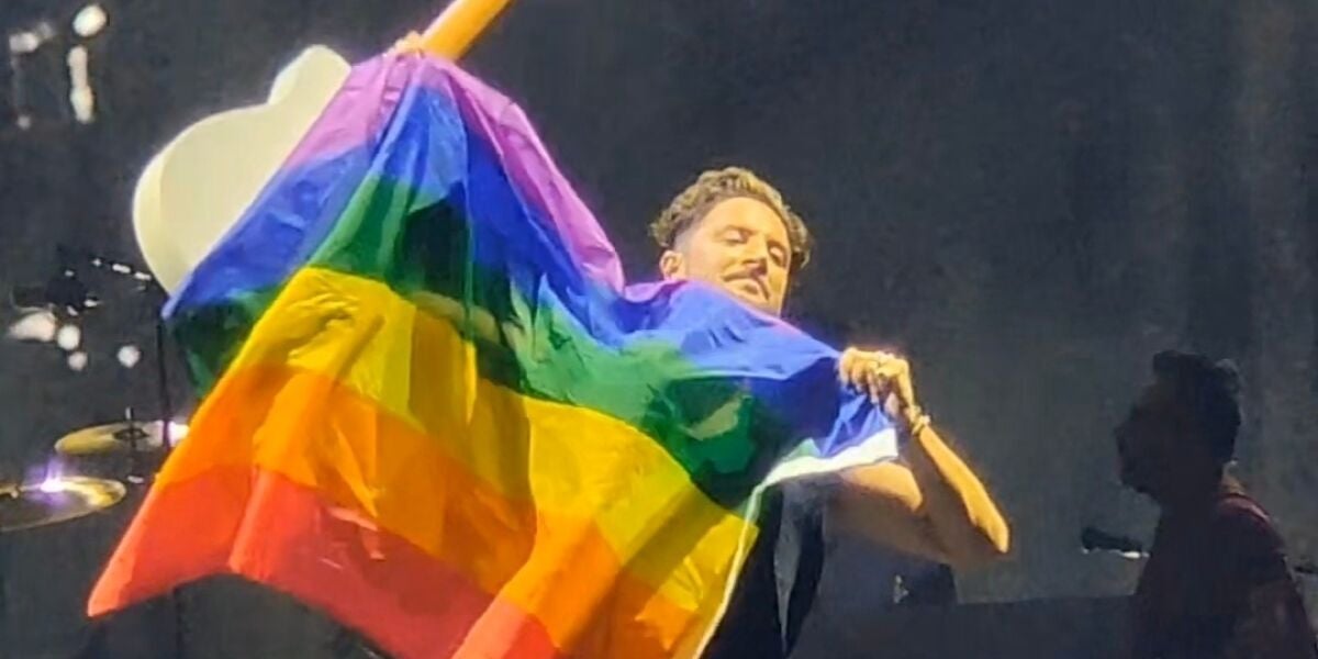 Manuel Carrasco con una bandera LGTB en Madrid