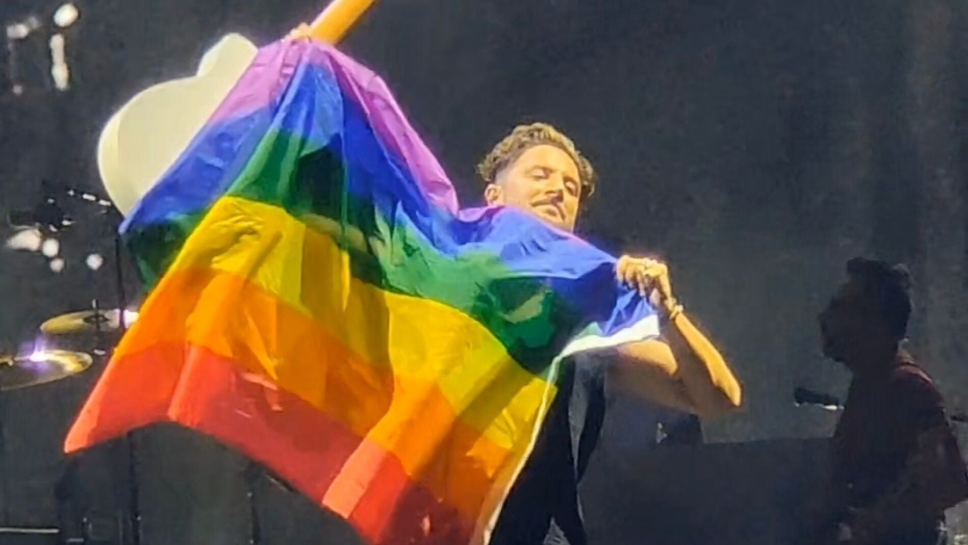 Manuel Carrasco con una bandera LGTB en Madrid