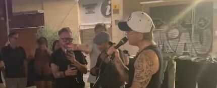 Robbie Williams canta 'Angels' con un m&uacute;sico callejero en Sevilla.
