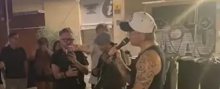 Robbie Williams canta 'Angels' con un músico callejero en Sevilla. Robbie Williams canta 'Angels' con un músico callejero en Sevilla.