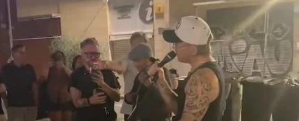 Robbie Williams canta 'Angels' con un músico callejero en Sevilla. Robbie Williams canta 'Angels' con un músico callejero en Sevilla.