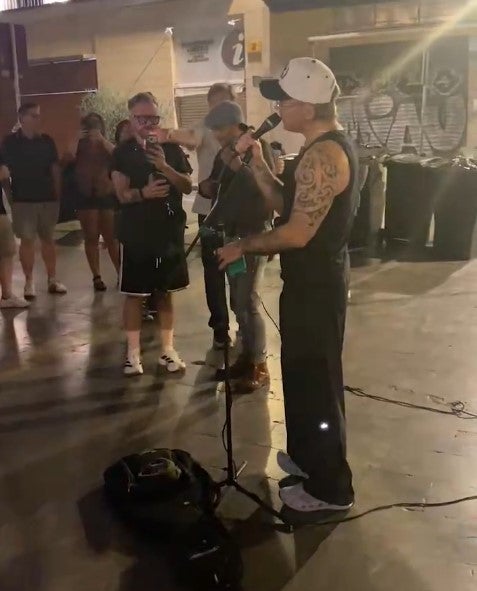 Robbie Williams canta 'Angels' con un músico callejero en Sevilla. Robbie Williams canta 'Angels' con un músico callejero en Sevilla.