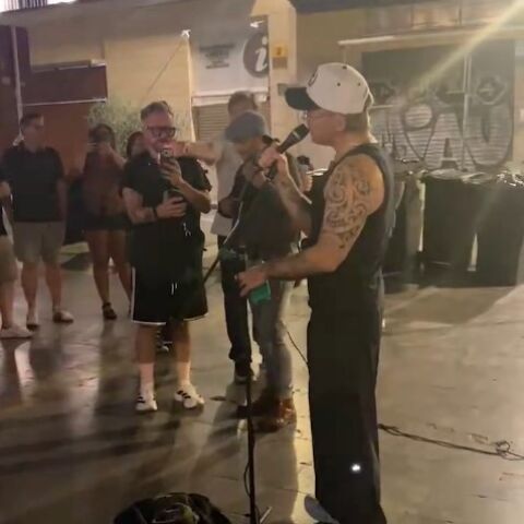 Robbie Williams canta 'Angels' con un músico callejero en Sevilla.