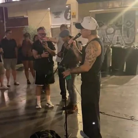 Robbie Williams canta 'Angels' con un músico callejero en Sevilla. Robbie Williams canta 'Angels' con un músico callejero en Sevilla.