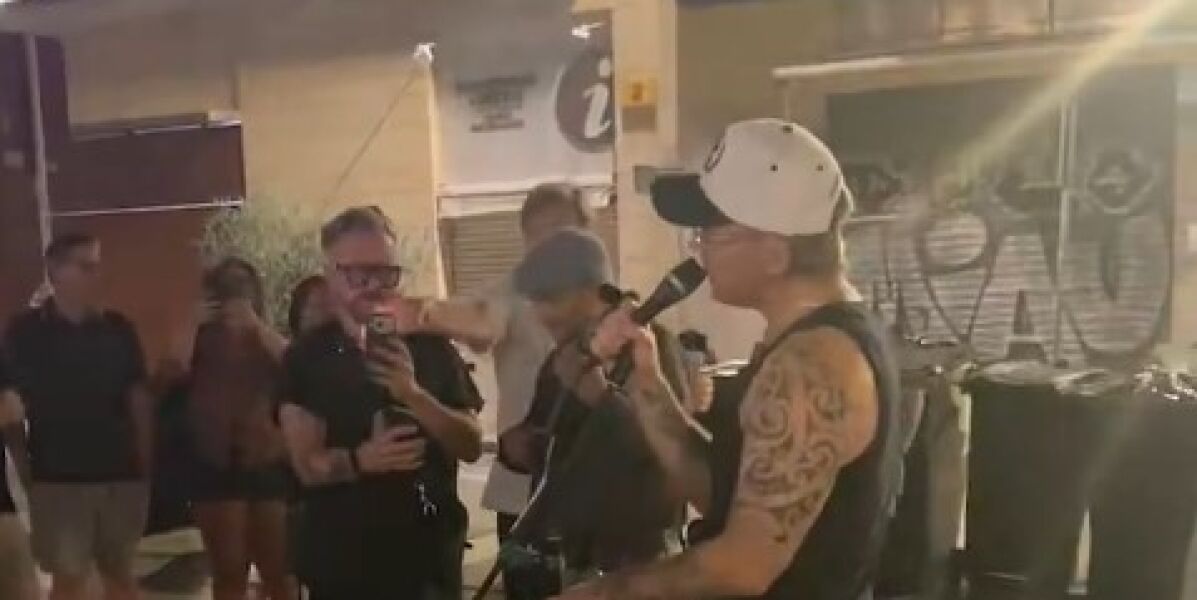 Robbie Williams canta 'Angels' con un m&uacute;sico callejero en Sevilla.