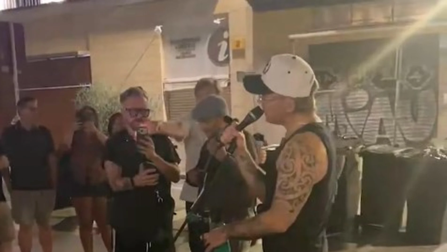 Robbie Williams canta 'Angels' con un músico callejero en Sevilla. Robbie Williams canta 'Angels' con un músico callejero en Sevilla.