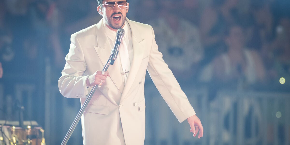 El cantante puertorrique&ntilde;o Bad Bunny, en uno de los conciertos de la gira 'DeB&Iacute; TiRAR M&aacute;S FOToS'.