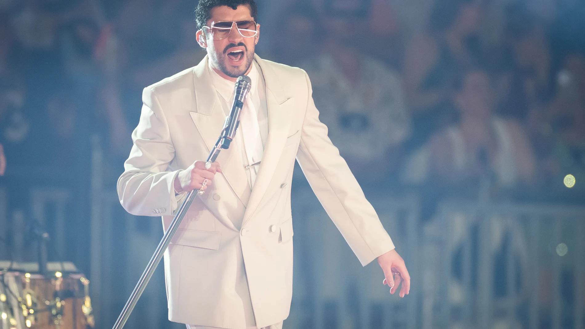 El cantante puertorriqueño Bad Bunny, en uno de los conciertos de la gira 'DeBÍ TiRAR MáS FOToS'. El cantante puertorriqueño Bad Bunny, en uno de los conciertos de la gira 'DeBÍ TiRAR MáS FOToS'.