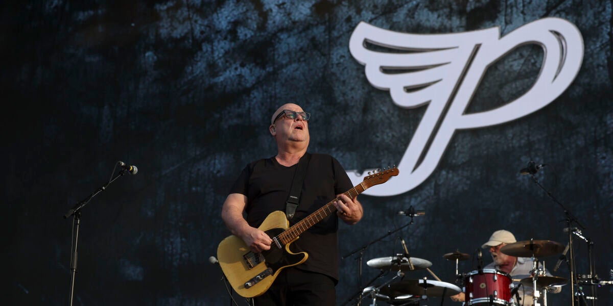 El cantante de la banda estadounidense 'Pixies', Black Francis, durante el concierto del Mad Cool Festival celebrado este viernes en el recinto Iberdrola Music, en Madrid. 