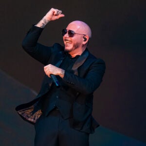 Pitbull cumple el récord de mayor número de personas con calva postiza Pitbull cumple el récord de mayor número de personas con calva postiza