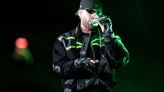 Feid, con cazadora, gorra y gafas negras en el Movistar Arena de Madrid. Feid, con cazadora, gorra y gafas negras en el Movistar Arena de Madrid.