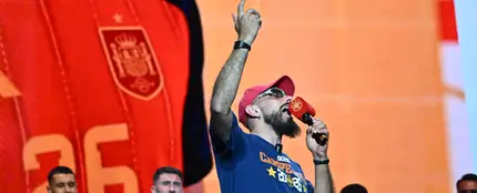 Borja Iglesias durante la celebración de la selección en Cibeles Borja Iglesias durante la celebración de la selección en Cibeles