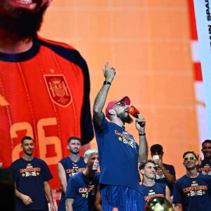 Borja Iglesias se convierte en Kase.O en la celebración del Mundial Borja Iglesias se convierte en Kase.O en la celebración del Mundial