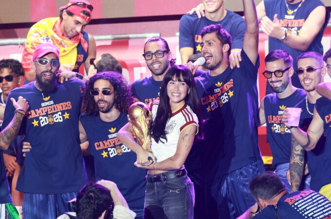 Aitana, Lola Indigo, Viva Suecia (y más) ponen banda sonora a la celebración de la selección en Cibeles