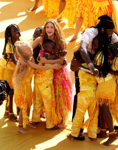 Shakira y Burna Boy con Ghetto Kids en la final del Mundial