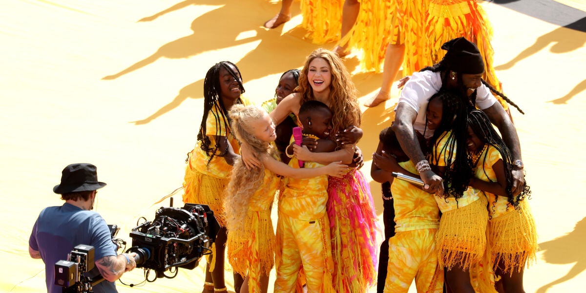 Shakira y Burna Boy con Ghetto Kids en la final del Mundial
