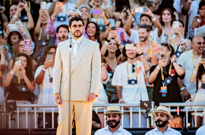 Bad Bunny en su concierto en Milán