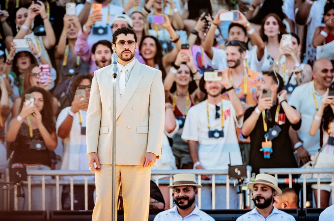 Bad Bunny en su concierto en Milán Bad Bunny en su concierto en Milán