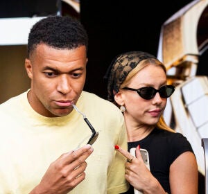 Kylian Mbappé y Ester Expósito de compras en París Kylian Mbappé y Ester Expósito de compras en París