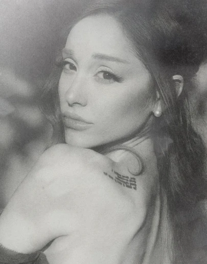 Imagen de Ariana Grande para 'petal' Imagen de Ariana Grande para 'petal'