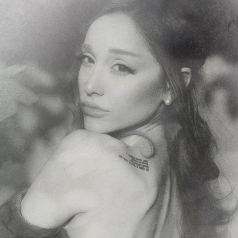 Imagen de Ariana Grande para 'petal' Imagen de Ariana Grande para 'petal'