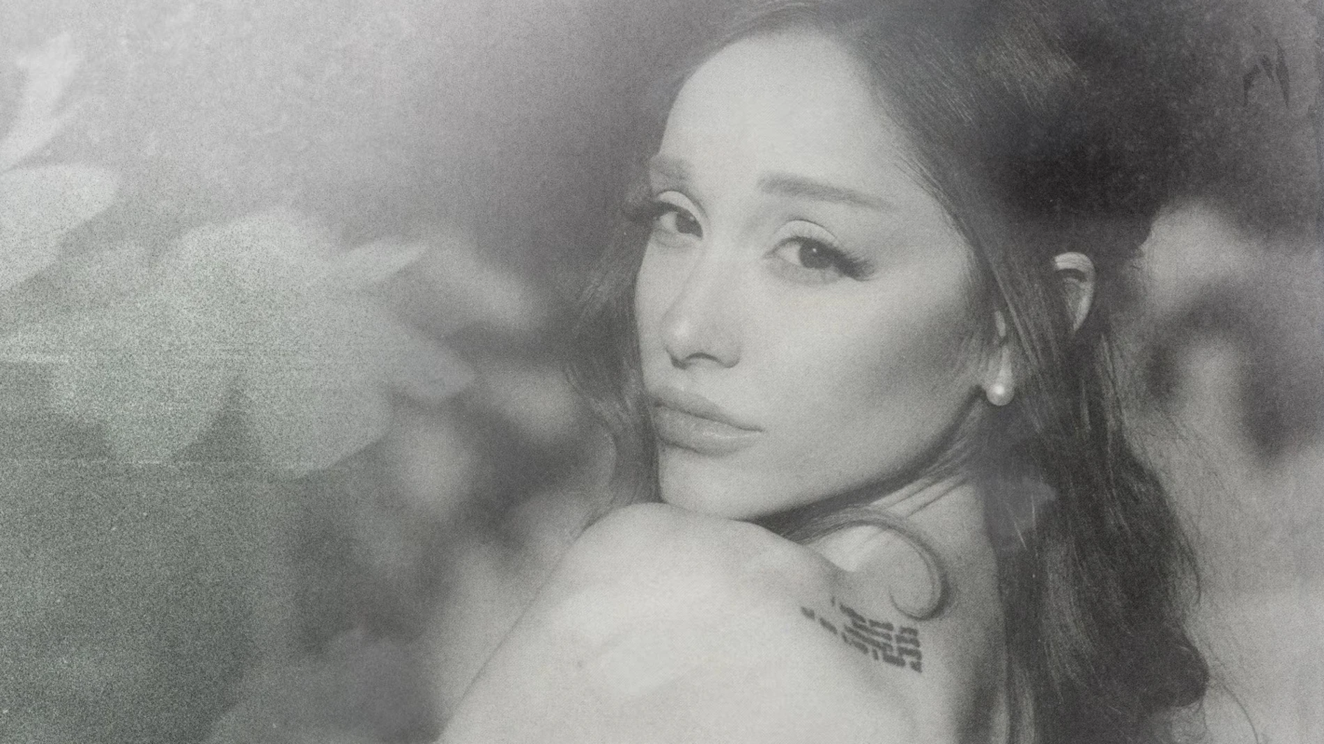 Imagen de Ariana Grande para 'petal' Imagen de Ariana Grande para 'petal'