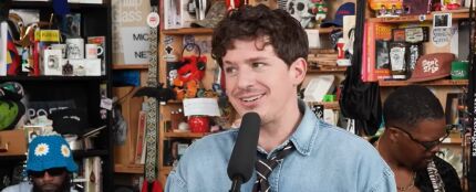 Charlie Puth en su Tiny Desk
