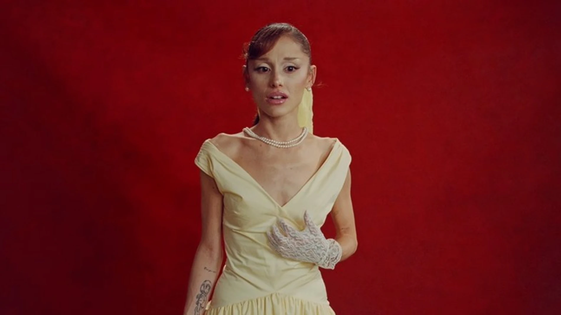 Ariana Grande en el videoclip de 'petal' Ariana Grande en el videoclip de 'petal'