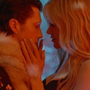 Troye Sivan y Nicole Kidman en el videoclip de 'She&rsquo;s the Best'