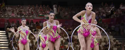 El equipo español de gimnasia rítmica compite con aros y mazas en el concurso completo de conjuntos en los Mundiales de Fráncfort El equipo español de gimnasia rítmica compite con aros y mazas en el concurso completo de conjuntos en los Mundiales de Fráncfort