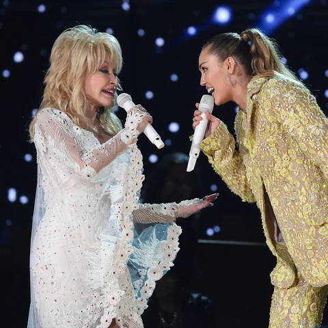 Dolly Parton y Miley Cyrus Dolly Parton y Miley Cyrus