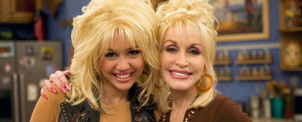 Dolly Parton y Miley Cyrus en el set de 'Hannah Montana'
