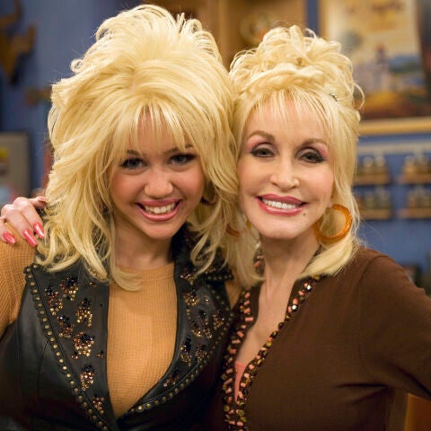 Dolly Parton y Miley Cyrus en el set de 'Hannah Montana'