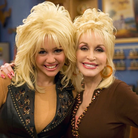 Dolly Parton y Miley Cyrus en el set de 'Hannah Montana' Dolly Parton y Miley Cyrus en el set de 'Hannah Montana'