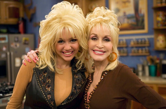 Dolly Parton y Miley Cyrus en el set de 'Hannah Montana'