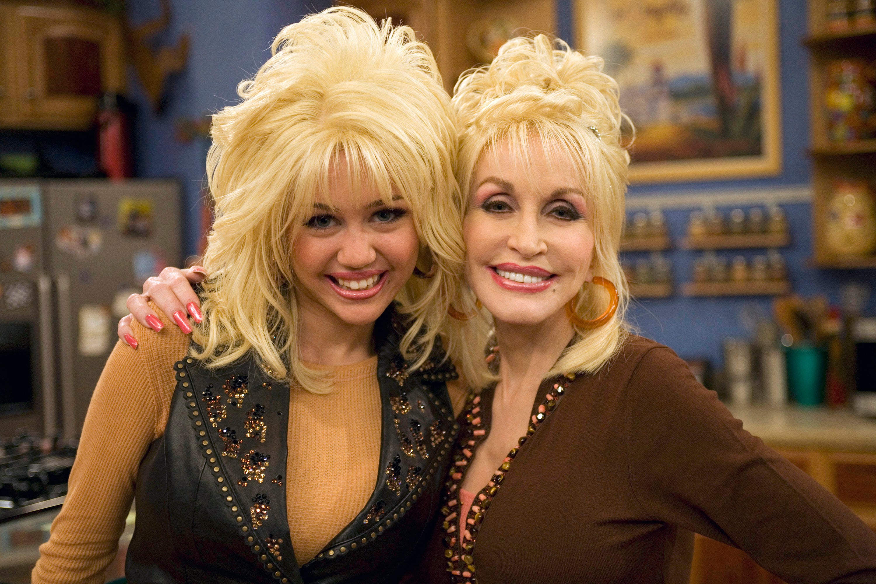 Dolly Parton y Miley Cyrus en el set de 'Hannah Montana' Dolly Parton y Miley Cyrus en el set de 'Hannah Montana'
