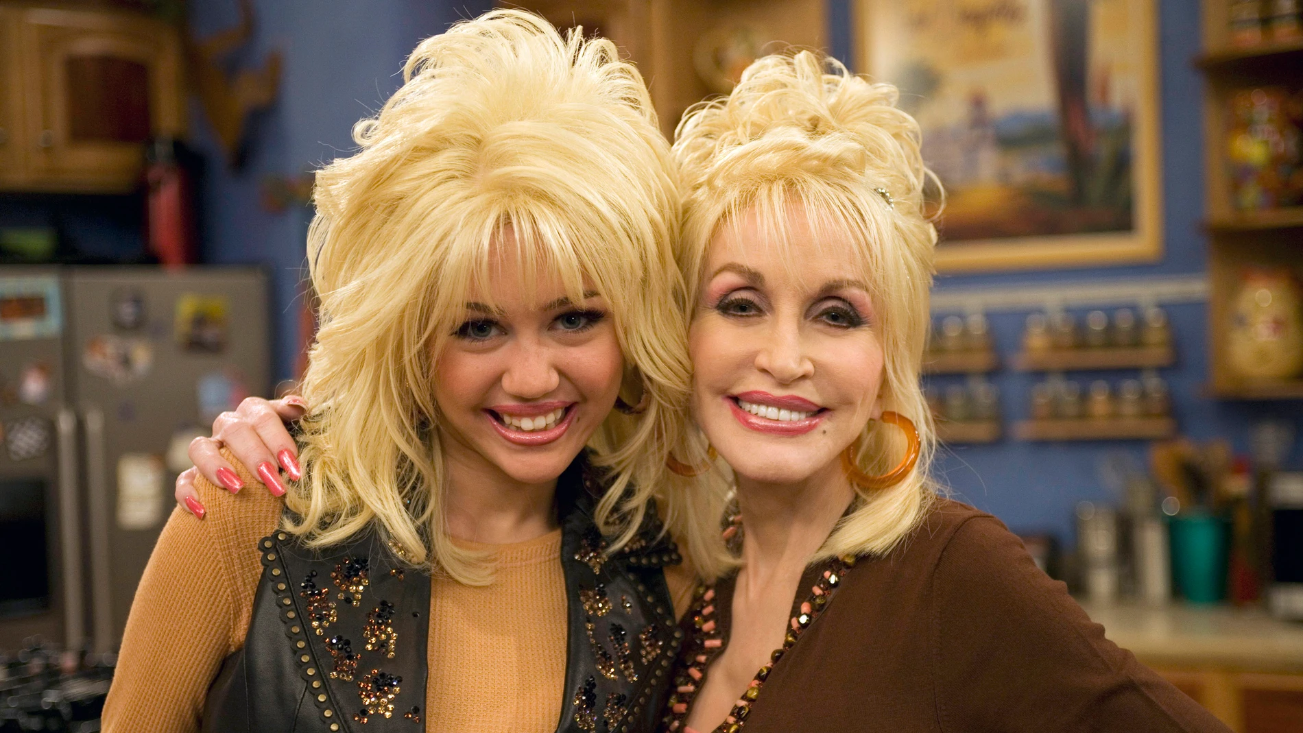Dolly Parton y Miley Cyrus en el set de 'Hannah Montana' Dolly Parton y Miley Cyrus en el set de 'Hannah Montana'