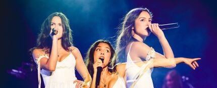 Imagen creada mediante exposici&oacute;n m&uacute;ltiple de Olivia Rodrigo en Daisy Chain Fields
