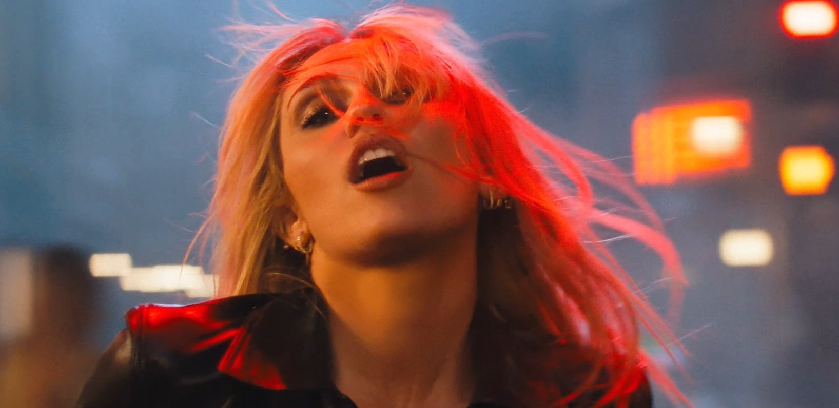 Miley Cyrus en el videoclip de 'Bass Persuades' Miley Cyrus en el videoclip de 'Bass Persuades'