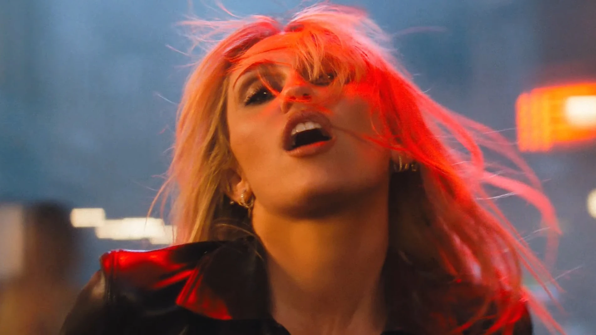 Miley Cyrus en el videoclip de 'Bass Persuades' Miley Cyrus en el videoclip de 'Bass Persuades'