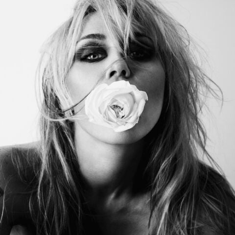 Miley Cyrus en la portada de 'Bass Persuades'