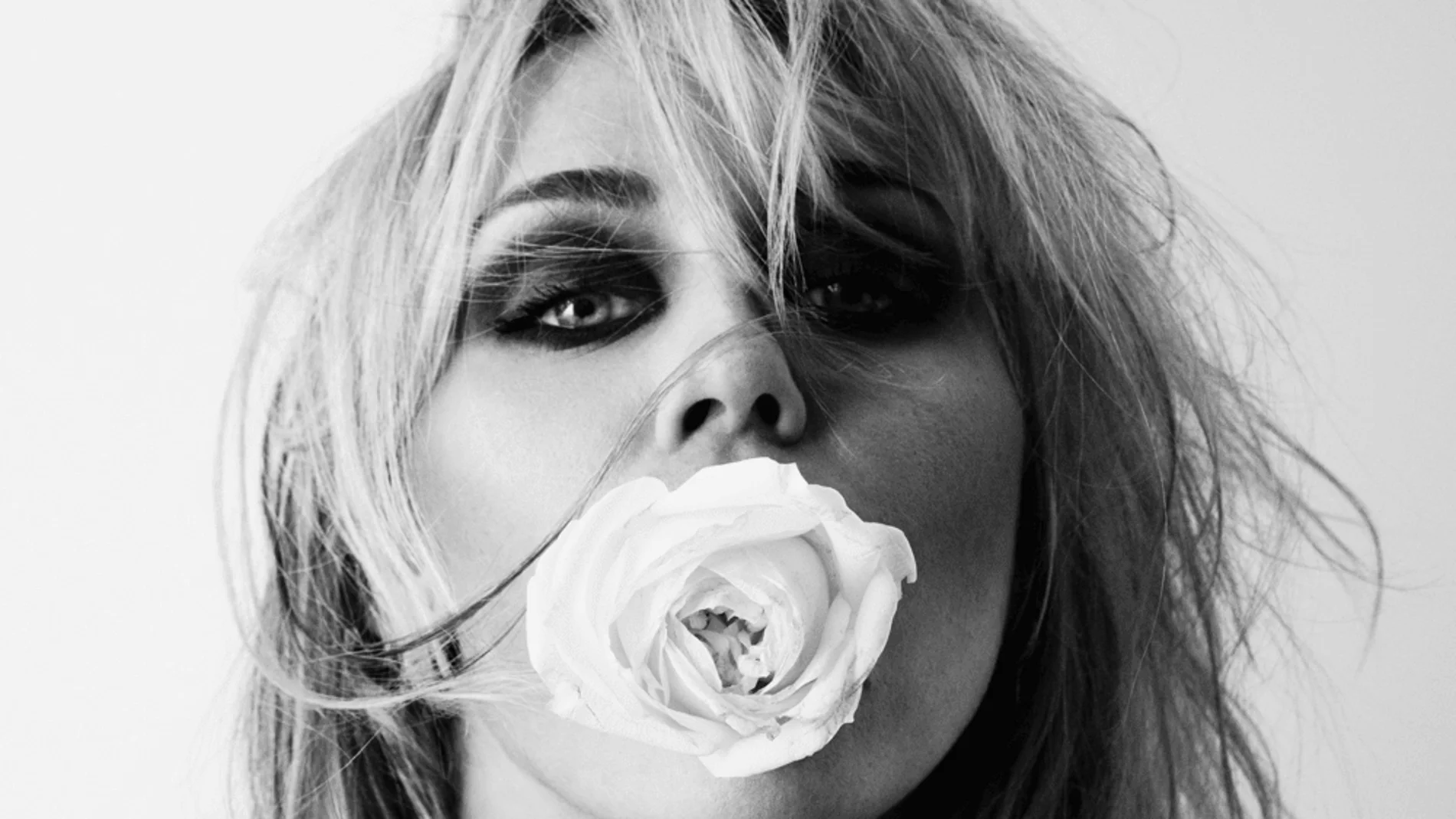 Miley Cyrus en la portada de 'Bass Persuades' Miley Cyrus en la portada de 'Bass Persuades'