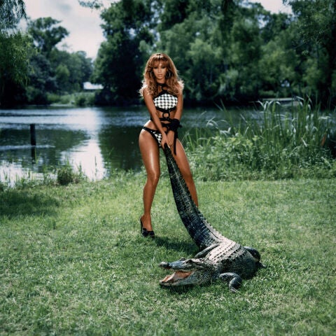 Beyoncé en la portada de 'B'DAY (20th ANNIVERSARY DELUXE EDITION)'
