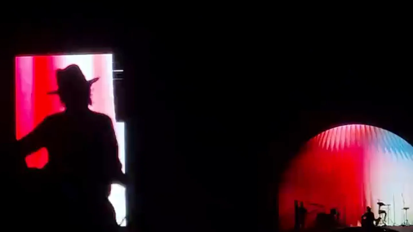 Leiva canta 'Caída libre' en su primer concierto del 'Tour Gigante FIN DE GIRA' Leiva canta 'Caída libre' en su primer concierto del 'Tour Gigante FIN DE GIRA'
